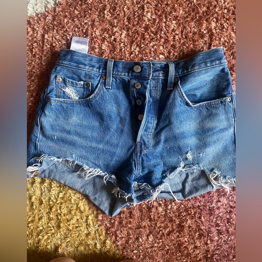 Levi’s | High waisted vintage inspired | medium-wash shorts